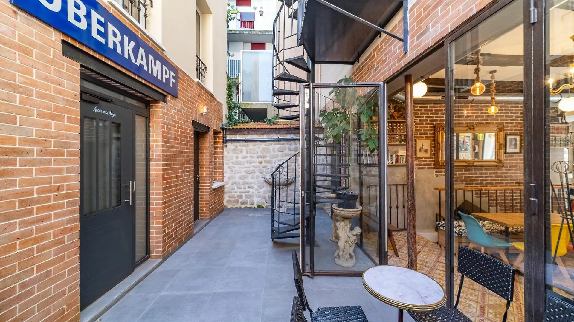 Fraternity-hotel Paris