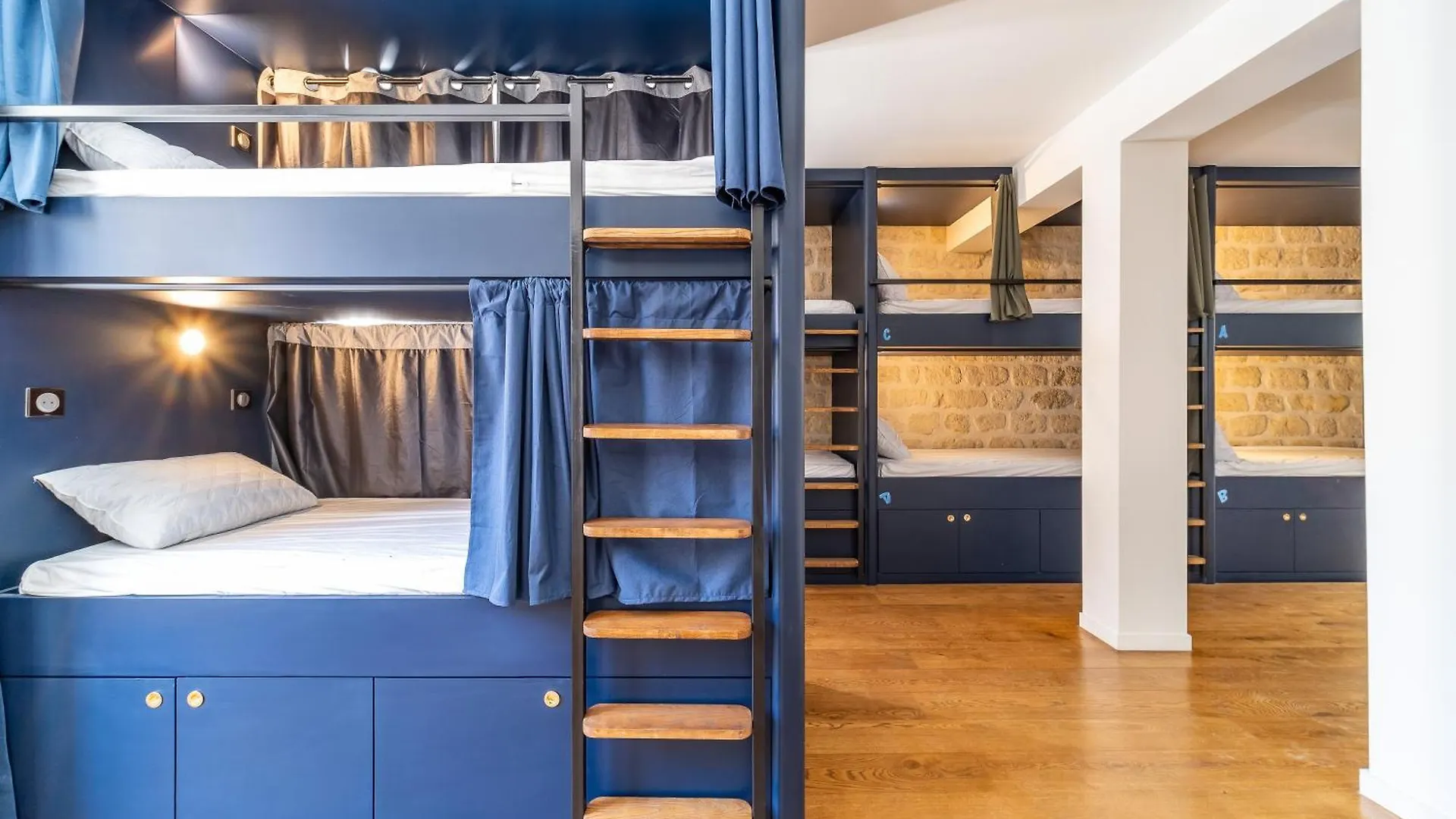 Fraternity-hotel *